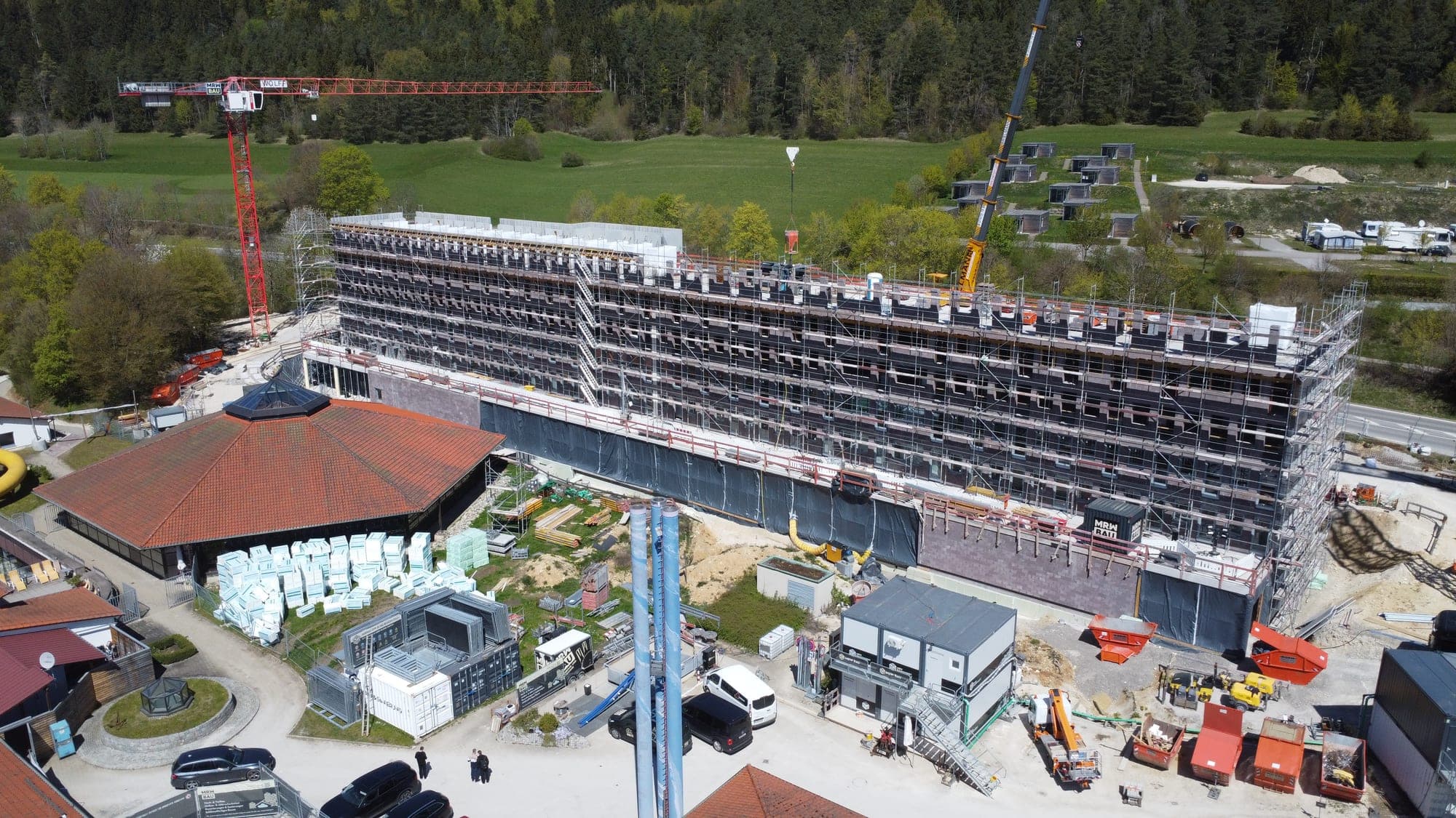 Albstadt Hotel Badkap — Luftaufnahme während der Bauphase, Fassadenarbeiten