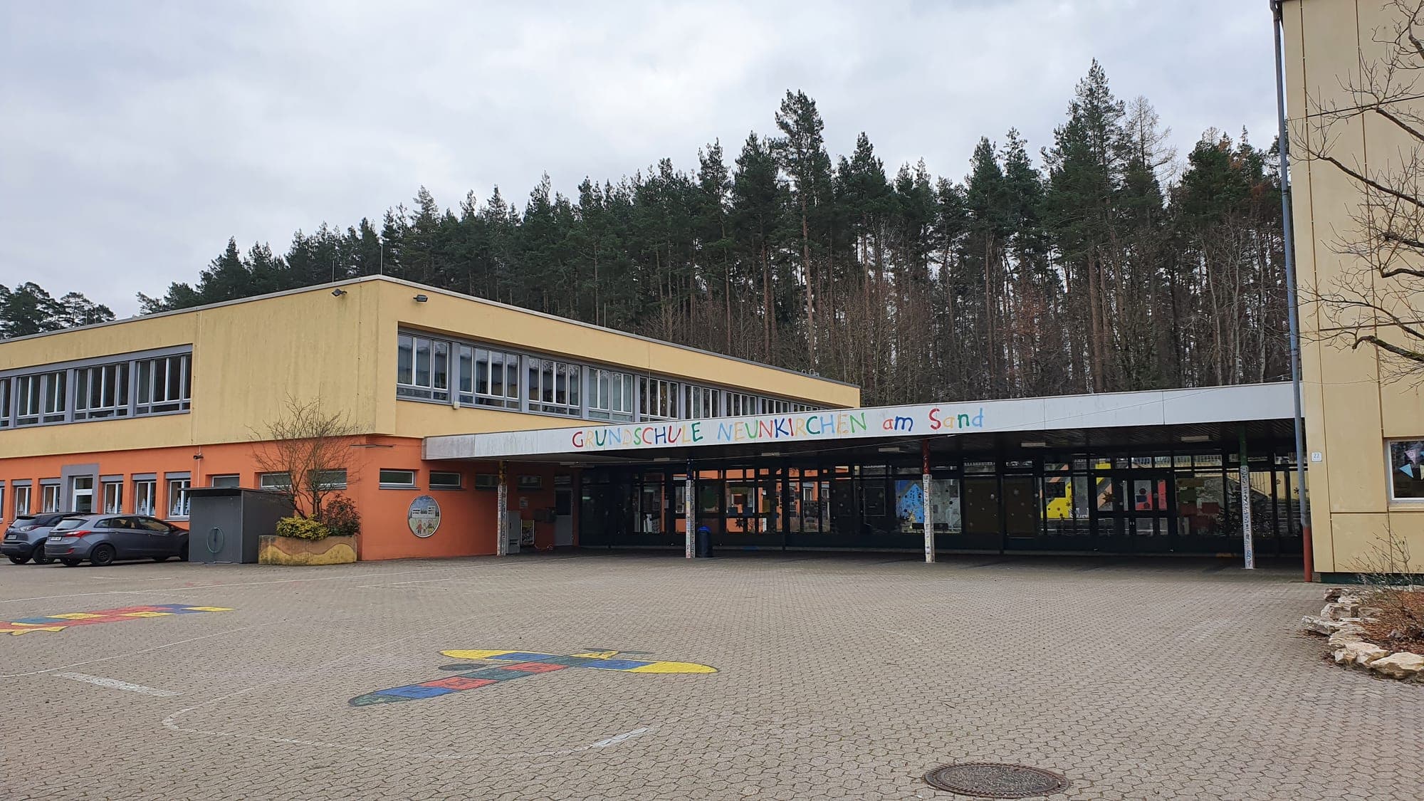 Grundschule Neunkirchen am Sand — Eingangsbereich